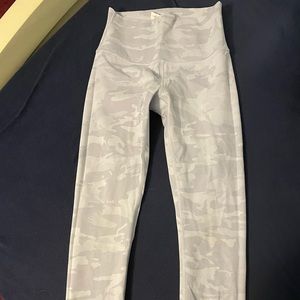 (Authentic) Lululemon Wunder Under High-Rise Tight 28". Full length. Size 6.